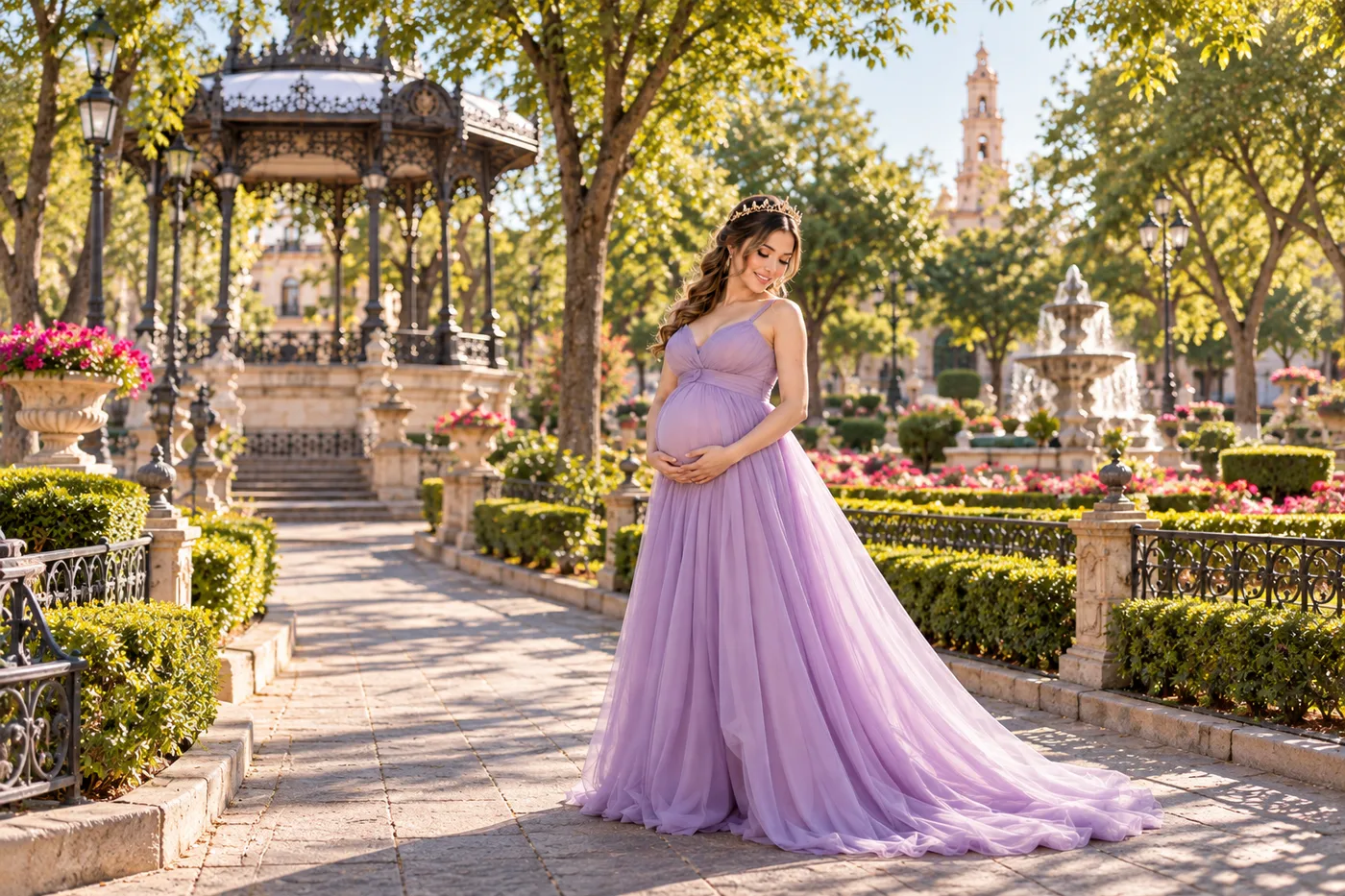 Daniela caminando por el Jardín de San Marcos con el kiosco y la torre al fondo