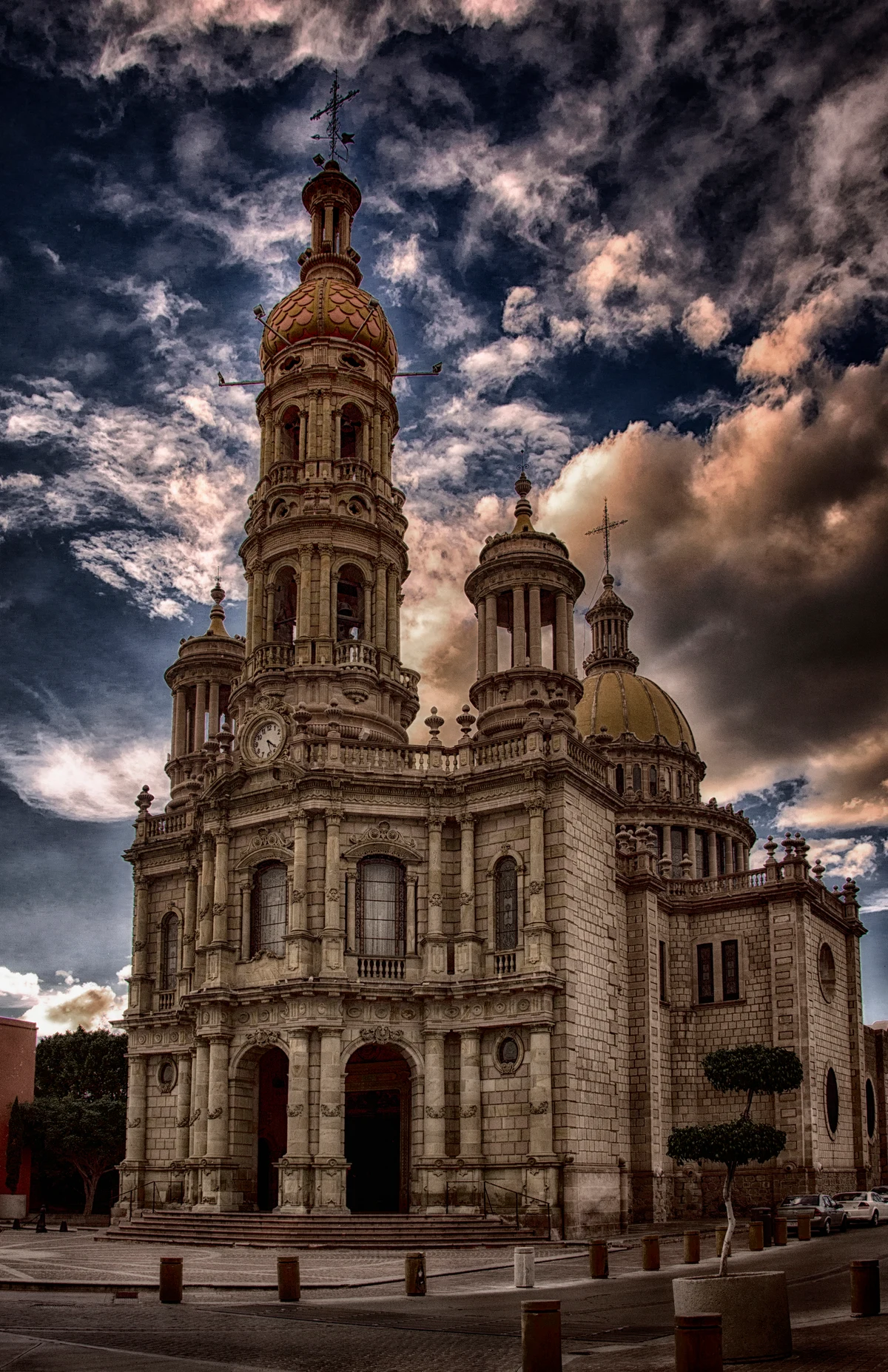 Fotografía real de la fachada del Templo de San Antonio de Padua en Aguascalientes.